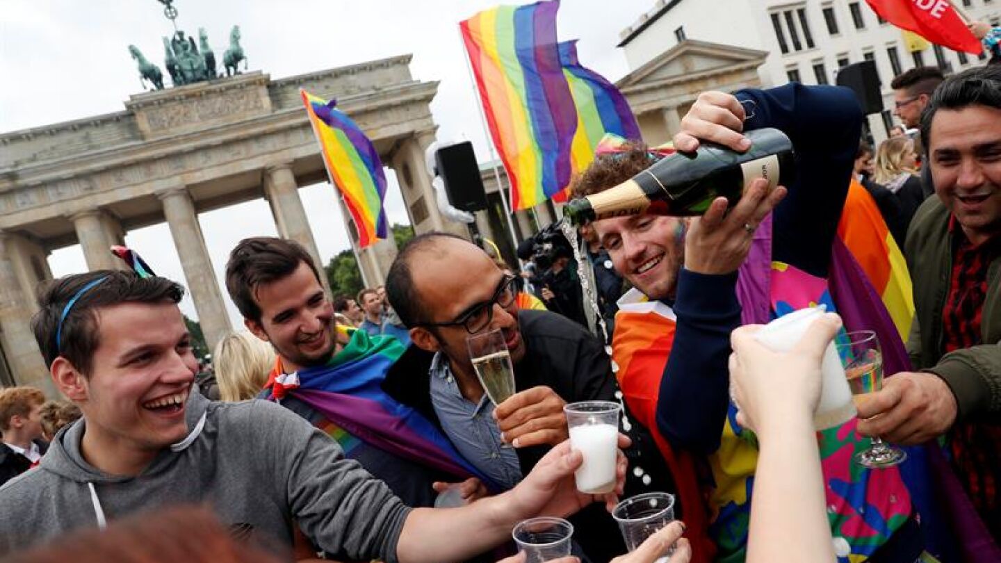 Personas celebran la aprobaci&oacute;n de la legalizaci&oacute;n del matrimonio homosexual en Berl&iacute;n (Alemania)