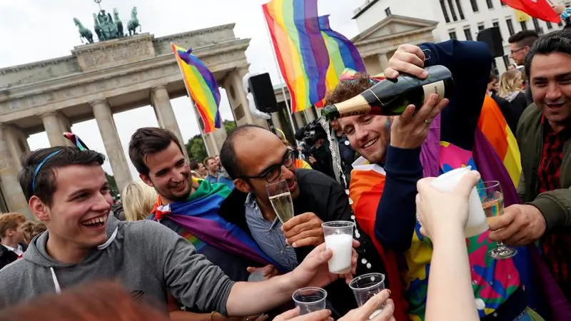 Personas celebran la aprobación de la legalización del matrimonio homosexual en Berlín (Alemania)