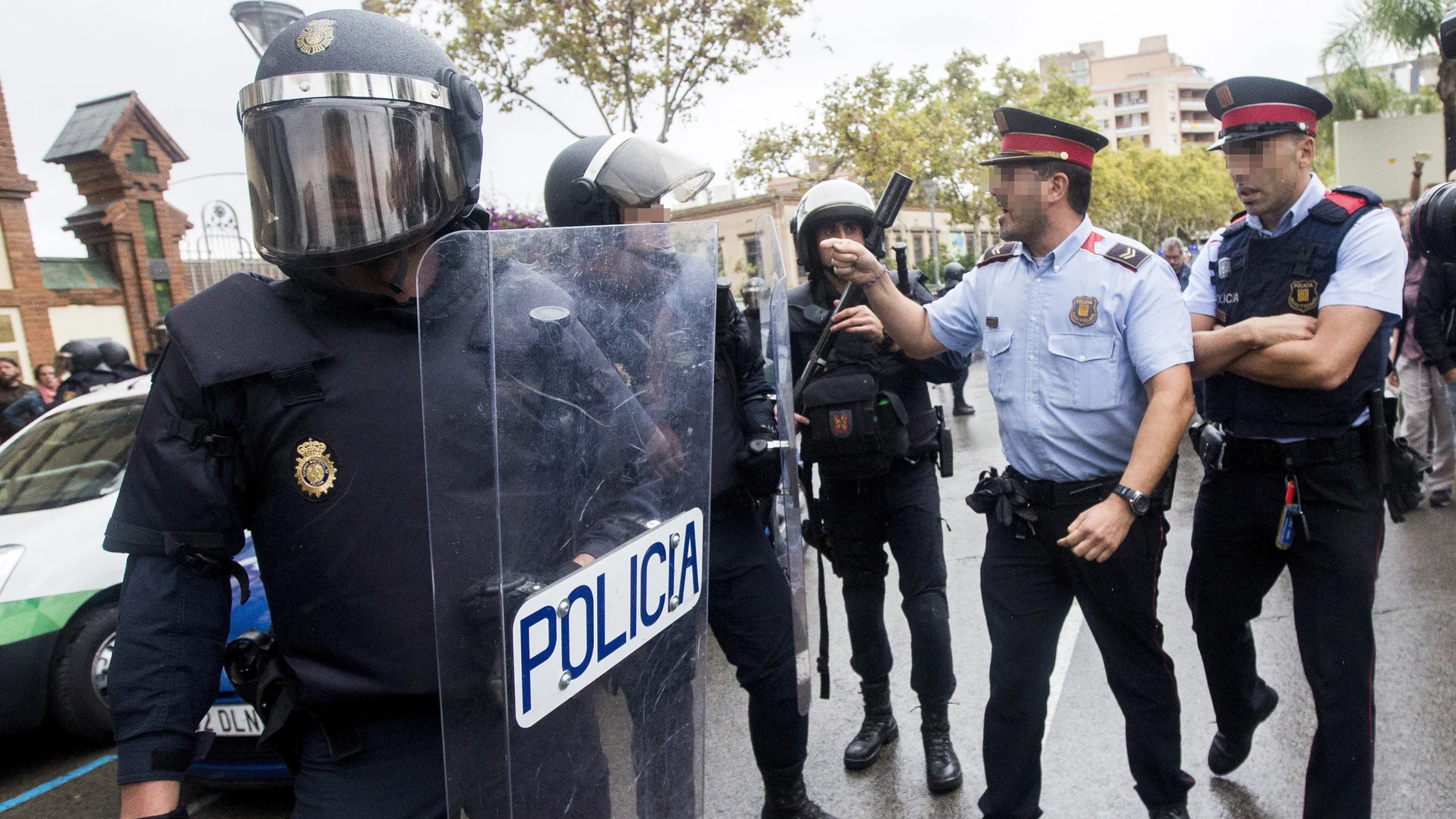 Agentes antidisturbios de la Policía Nacional y de los Mossos d' Esquadra 