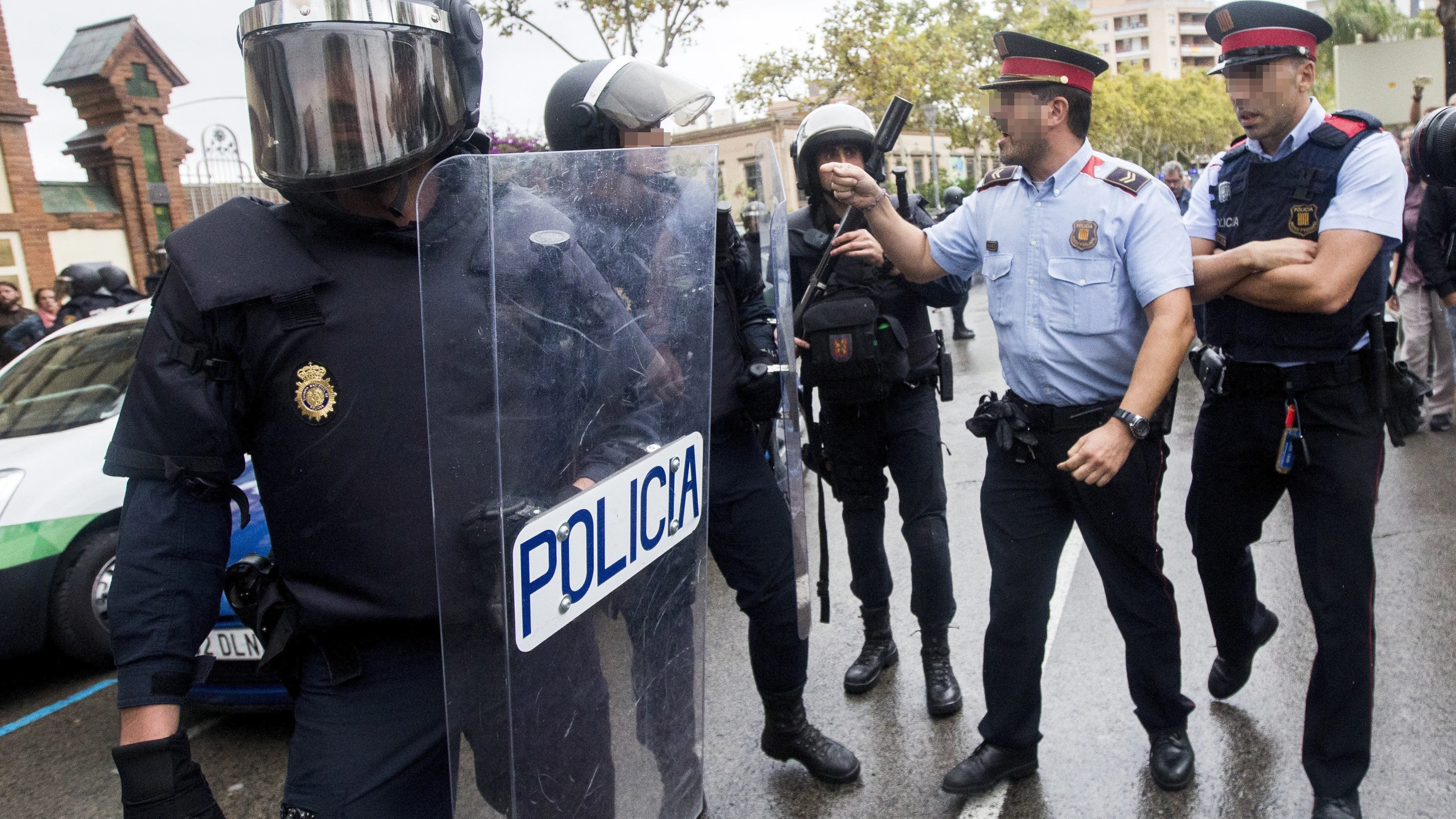 Agentes antidisturbios de la Policía Nacional y de los Mossos d' Esquadra Agentes antidisturbios de la Policía Nacional y de los Mossos d' Esquadra