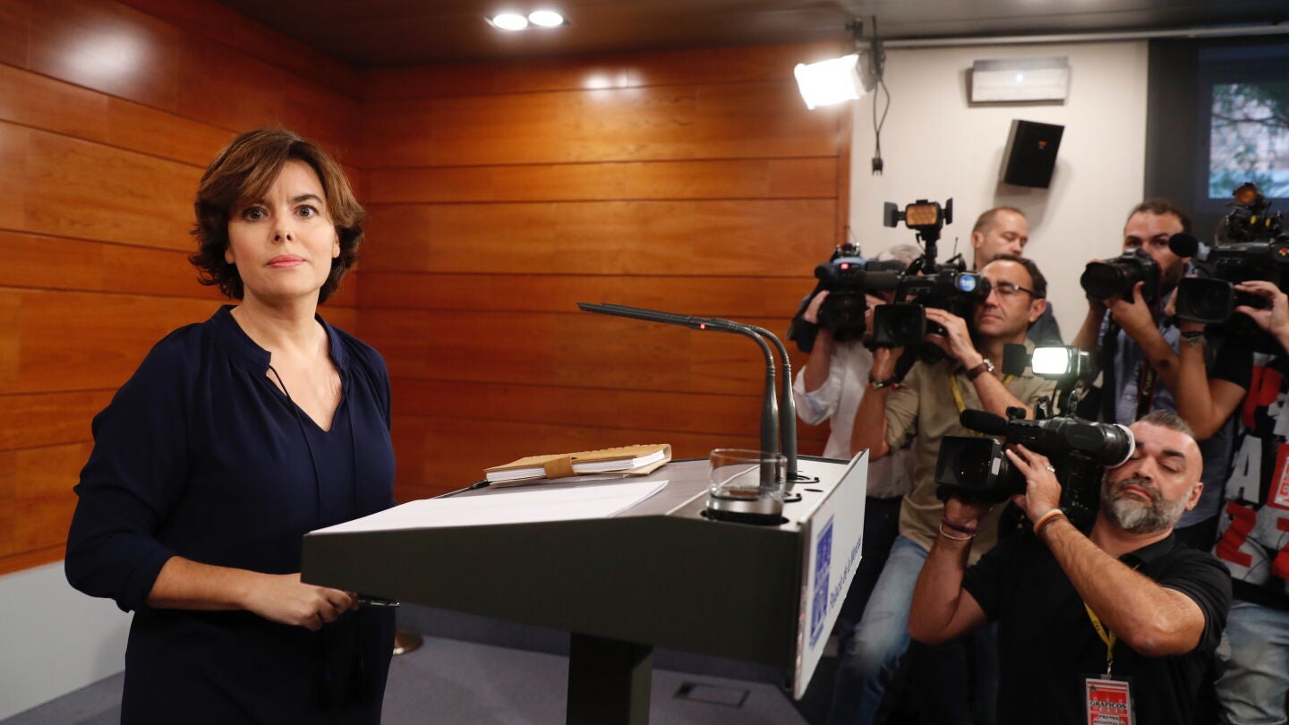 Soraya S&aacute;enz de Santamar&iacute;a, antes de su comparecencia ante los medios de comunicaci&oacute;n