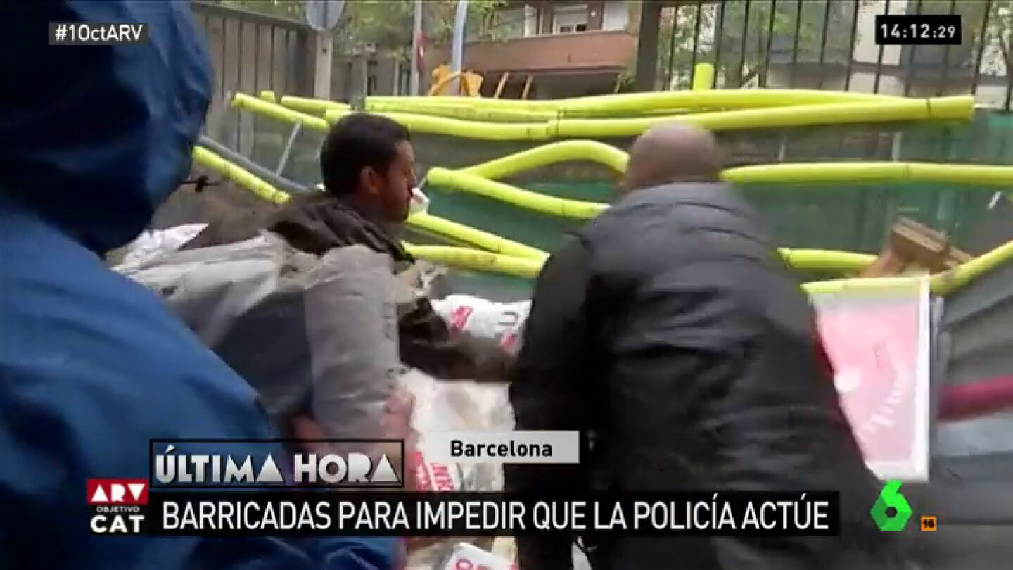 Estudiantes colocan barricadas en algunos colegios electorales de Barcelona para impedir que la Polic&iacute;a act&uacute;e