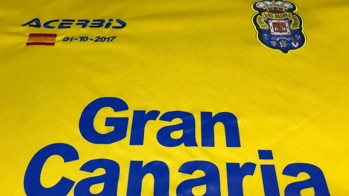Bandera de España en la camiseta de Las Palmas Bandera de España en la camiseta de Las Palmas