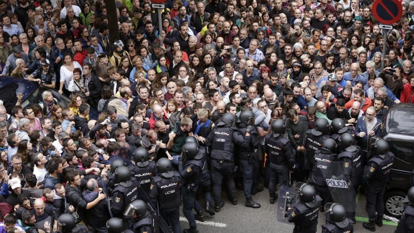 Antidisturbios de la Polic&iacute;a Nacional forman un cord&oacute;n de seguridad en los alrededores del colegio Ram&oacute;n Llull de Barcelona