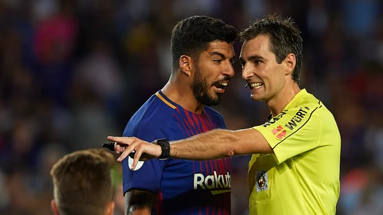 Luis Suárez increpa a Ricardo de Burgos Bengoetxea Luis Suárez increpa a Ricardo de Burgos Bengoetxea