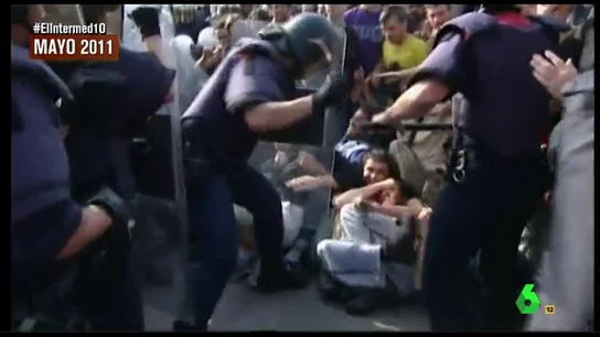 Las imágenes que demuestran que los Mossos ahora son "los Mossos Amorosos": "Desalojaron el 15M con besos" Las imágenes que demuestran que los Mossos ahora son "los Mossos Amorosos": "Desalojaron el 15M con besos"