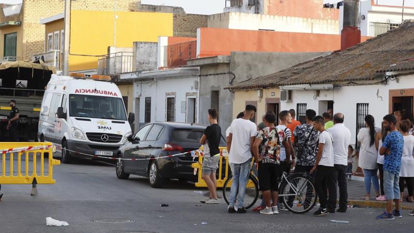 La Polic&iacute;a Nacional y la Unidad Militar de Emergencias (UME) durante una operaci&oacute;n en una vivienda de Dos Hermanas (Sevilla)