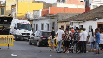 La Policía Nacional y la Unidad Militar de Emergencias (UME) durante una operación en una vivienda de Dos Hermanas (Sevilla)