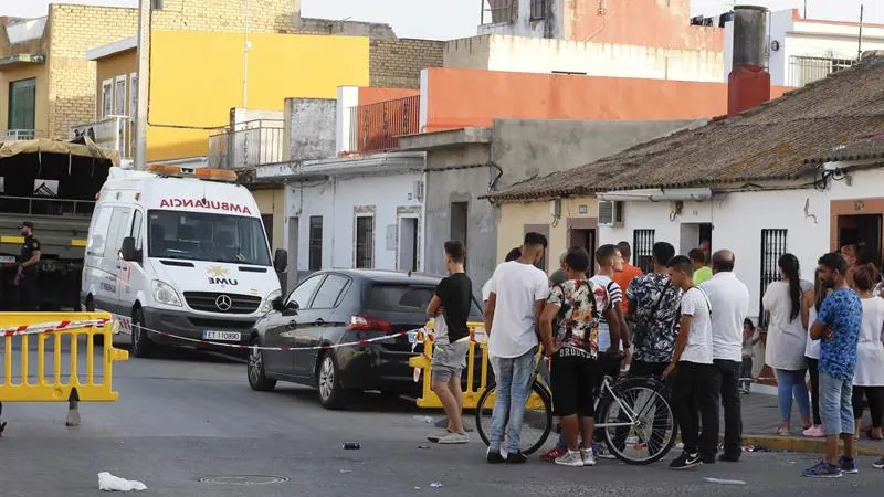 La Policía Nacional y la Unidad Militar de Emergencias (UME) durante una operación en una vivienda de Dos Hermanas (Sevilla)