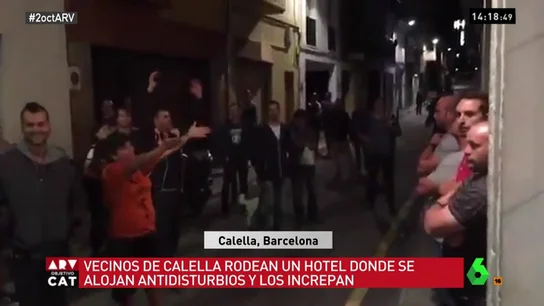 Vecinos de Calella increpan a agentes antidisturbios Vecinos de Calella increpan a agentes antidisturbios