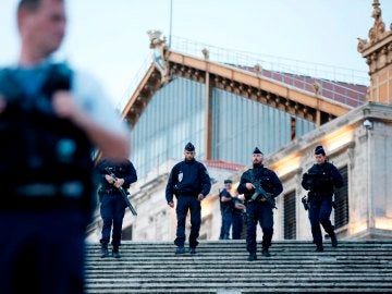 Policías en la estación de Marsella en la que un hombre ha asesinado a dos mujeres Policías en la estación de Marsella en la que un hombre ha asesinado a dos mujeres
