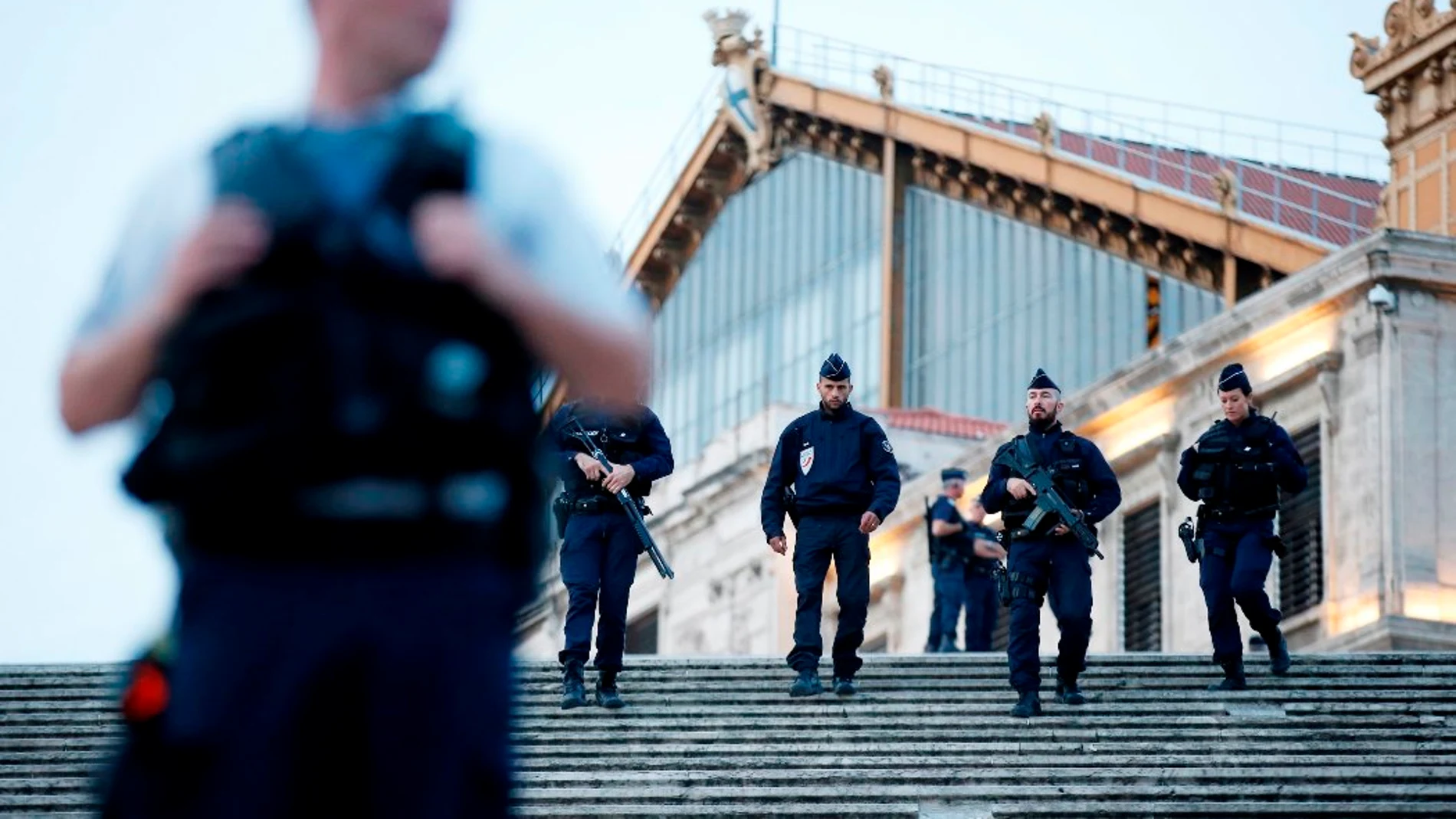 Policías en la estación de Marsella en la que un hombre ha asesinado a dos mujeres