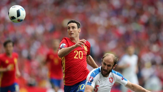 Aduriz pelea un balón en un partido con la selección española Aduriz pelea un balón en un partido con la selección española