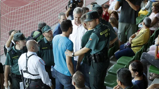 Seguridad privada y Guardia Civil instan al aficionado a retirar la pancarta Seguridad privada y Guardia Civil instan al aficionado a retirar la pancarta