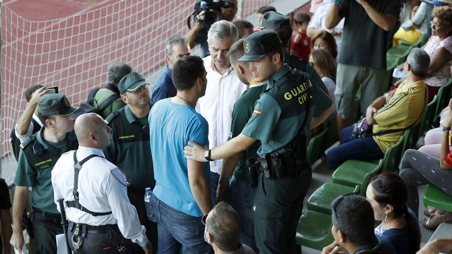 Seguridad privada y Guardia Civil instan al aficionado a retirar la pancarta