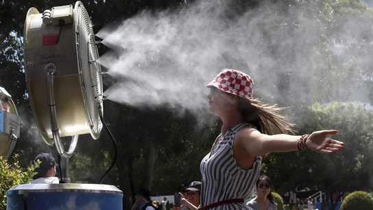 Imagen de archivo de una mujer frente a un ventilador Imagen de archivo de una mujer frente a un ventilador