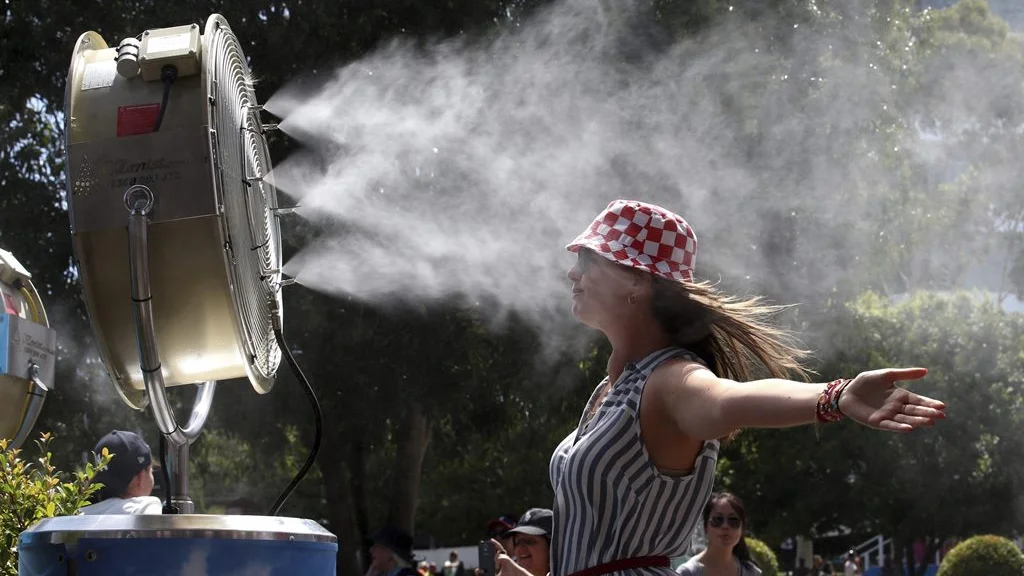 Imagen de archivo de una mujer frente a un ventilador