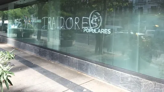 Pintadas a favor de la aplicación del artículo 155 en la sede del PP Pintadas a favor de la aplicación del artículo 155 en la sede del PP