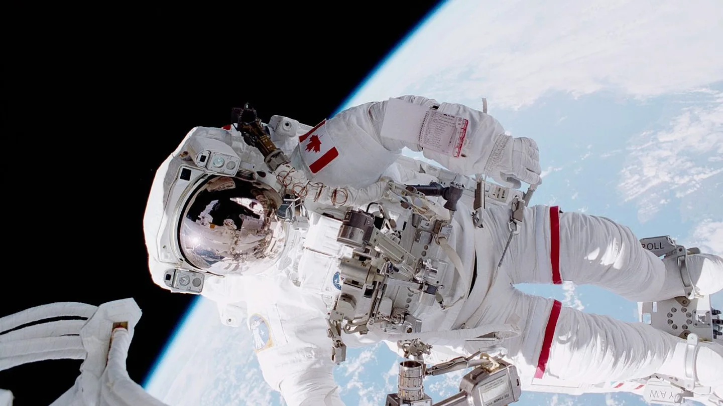 El astronauta canadiense Chris Hadfield en un paseo especial durante la mission STS-100 en 2001. El astronauta canadiense Chris Hadfield en un paseo especial durante la mission STS-100 en 2001.
