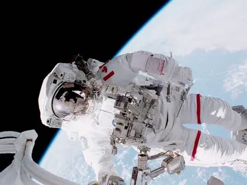 El astronauta canadiense Chris Hadfield en un paseo especial durante la mission STS-100 en 2001. El astronauta canadiense Chris Hadfield en un paseo especial durante la mission STS-100 en 2001.