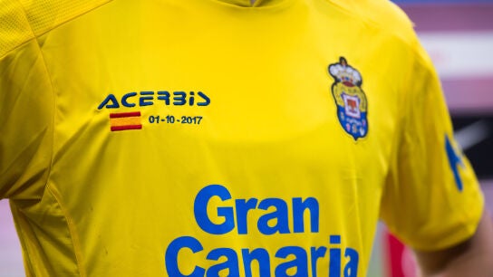La camiseta de Las Palmas, con la bandera de Espa&ntilde;a en el partido ante el Bar&ccedil;a