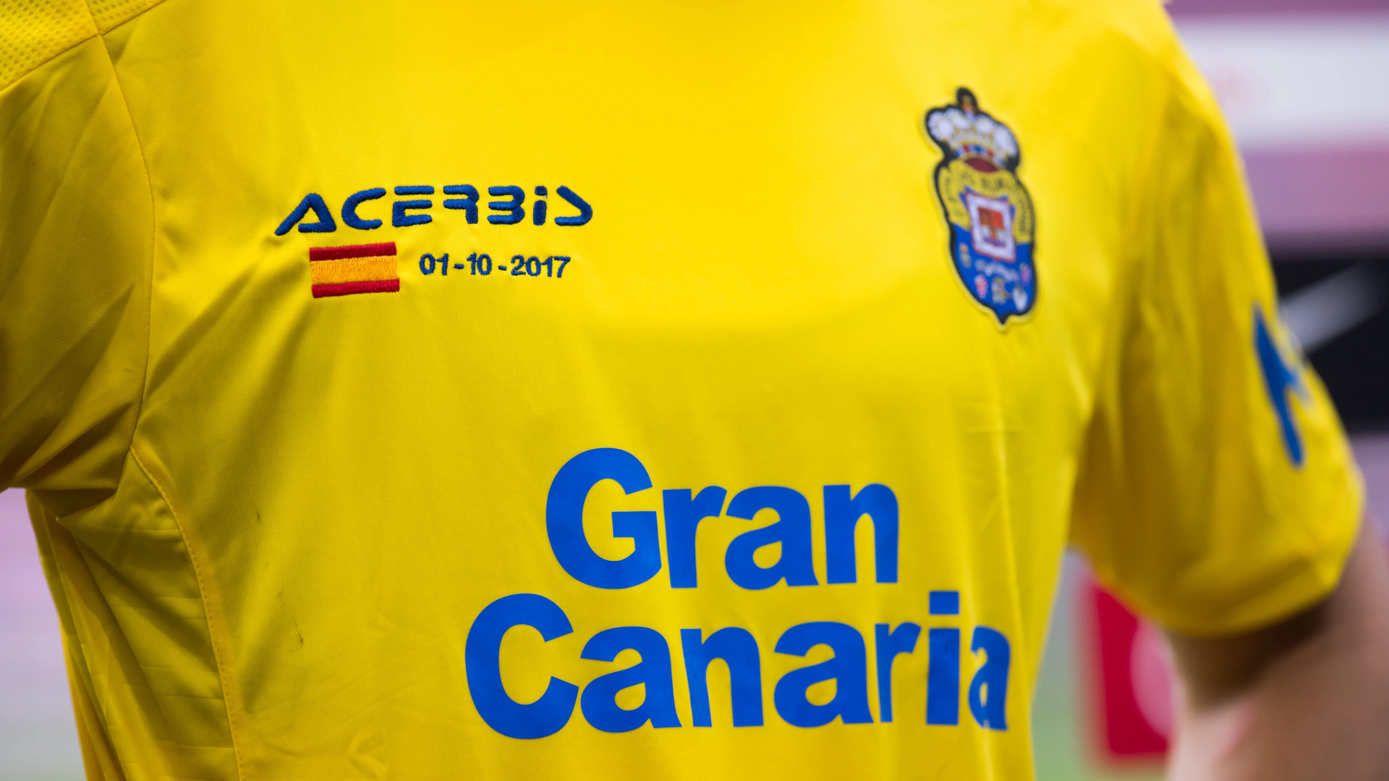 La camiseta de Las Palmas, con la bandera de España en el partido ante el Barça