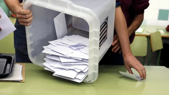 Urna del referéndum del 1-O Urnas del referéndum del 1-O con papeletas