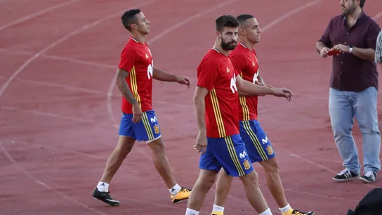 Piqué salta al campo de entrenamiento en Las Rozas Piqué salta al campo de entrenamiento en Las Rozas