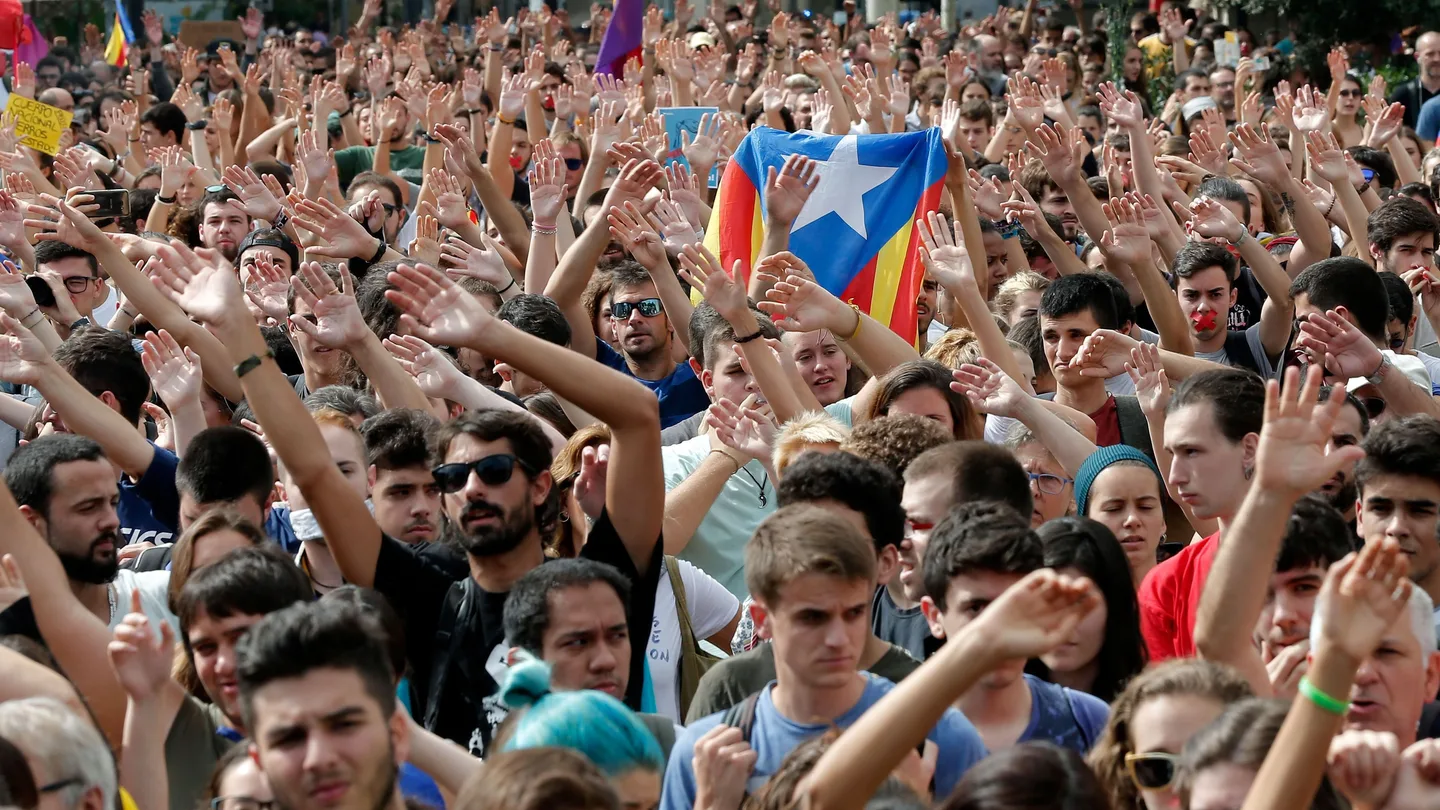 Estudiantes se manifiestan en Plaza Cataluña, en Barcelona Estudiantes se manifiestan en Plaza Cataluña, en Barcelona