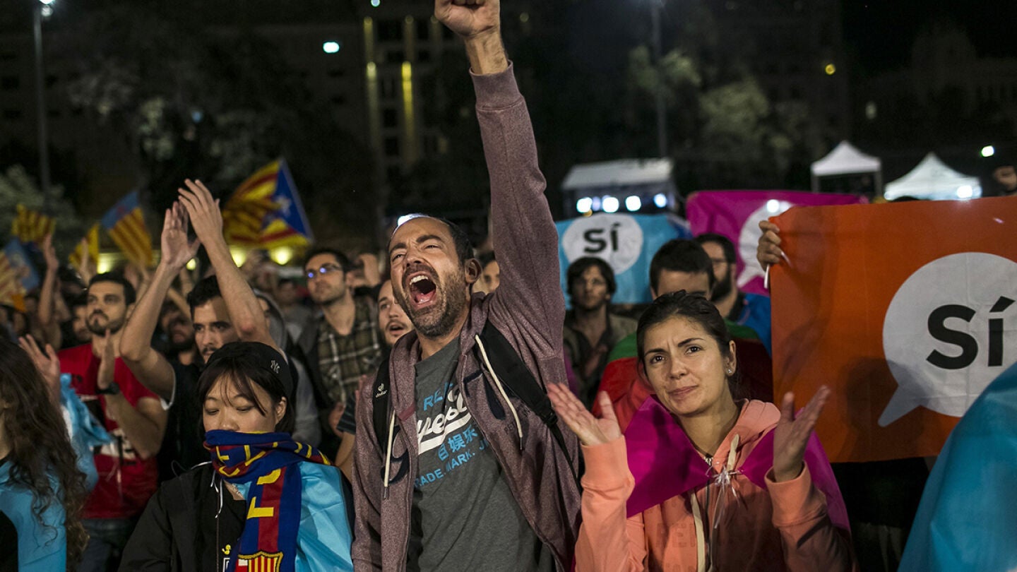 Cientos de personas se congregas en la Plaza Catalu&ntilde;a