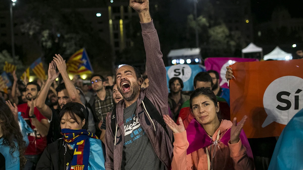 Cientos de personas se congregas en la Plaza Cataluña