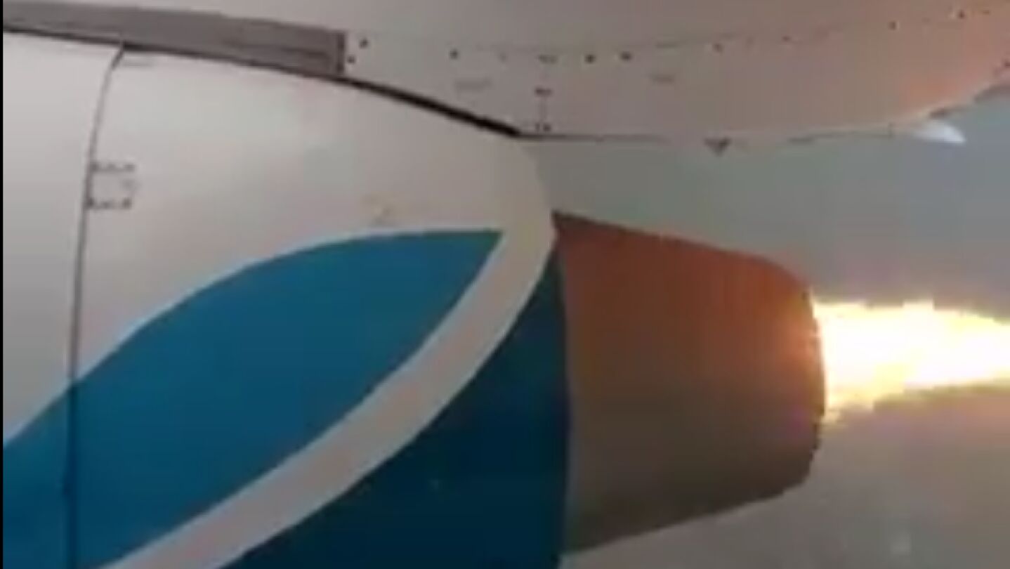 Momento en el que una de las turbinas del avi&oacute;n comenz&oacute; a arder