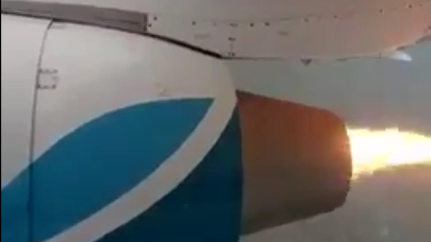 Momento en el que una de las turbinas del avión comenzó a arder Momento en el que una de las turbinas del avión comenzó a arder