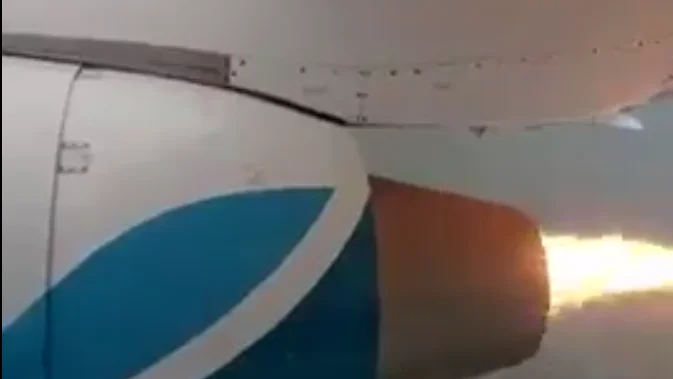 Momento en el que una de las turbinas del avión comenzó a arder