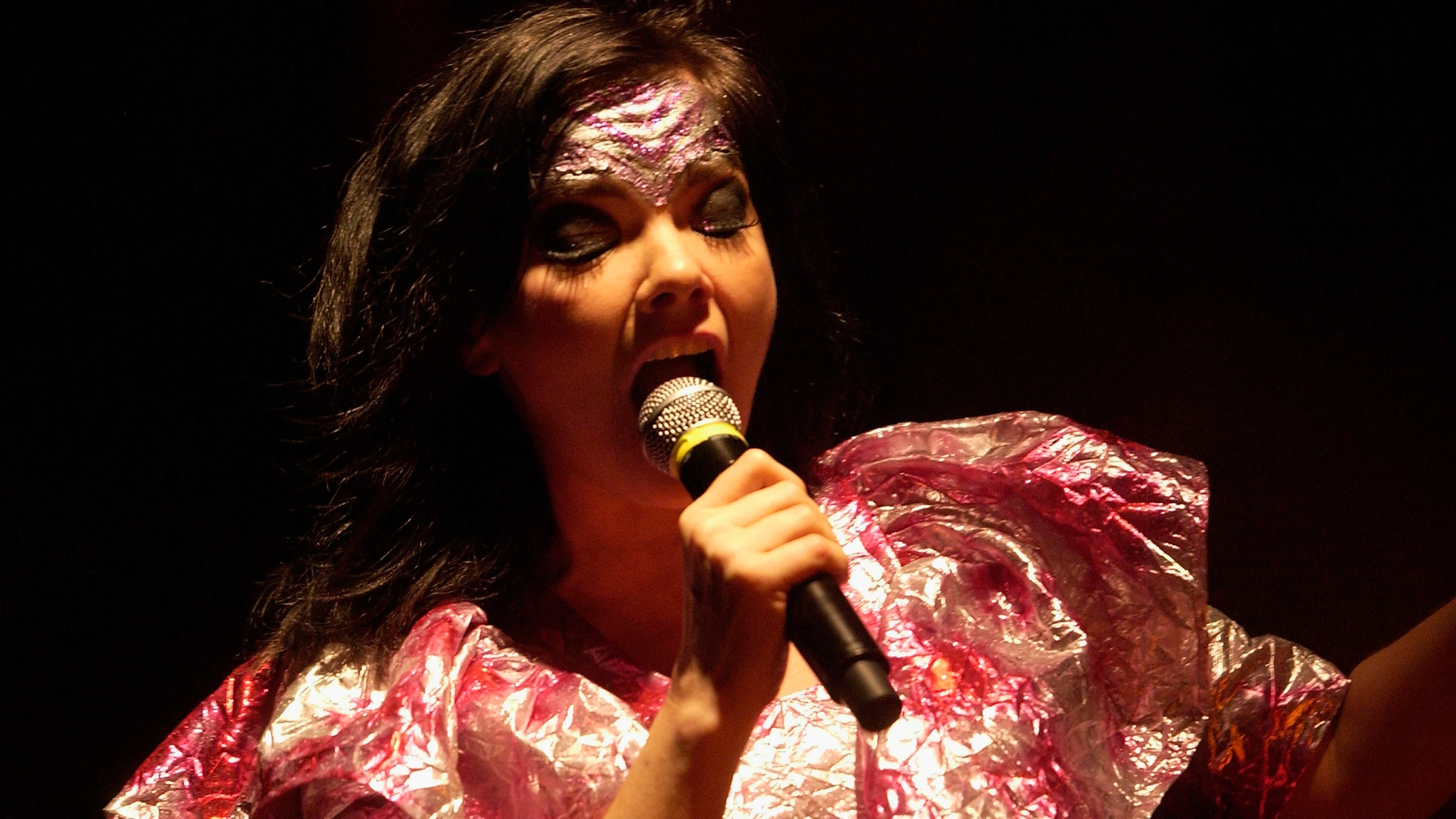 Björk durante su 'Volta World Tour' en Londres 