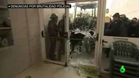 Agentes de la Guardia Civil en una intervenci&oacute;n durante el 1-O
