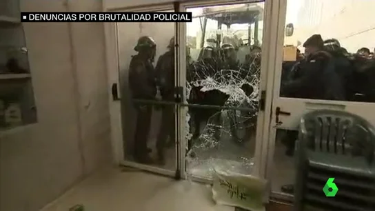 Agentes de la Guardia Civil en una intervención durante el 1-O Agentes de la Guardia Civil en una intervención durante el 1-O
