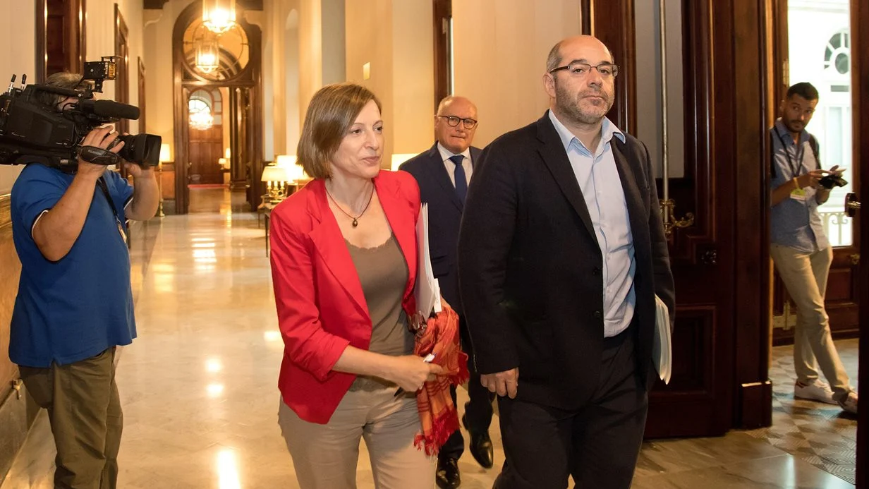 La presidenta del Parlament, Carme Forcadell, junto al vicepresidente primero, Lluís Guinó