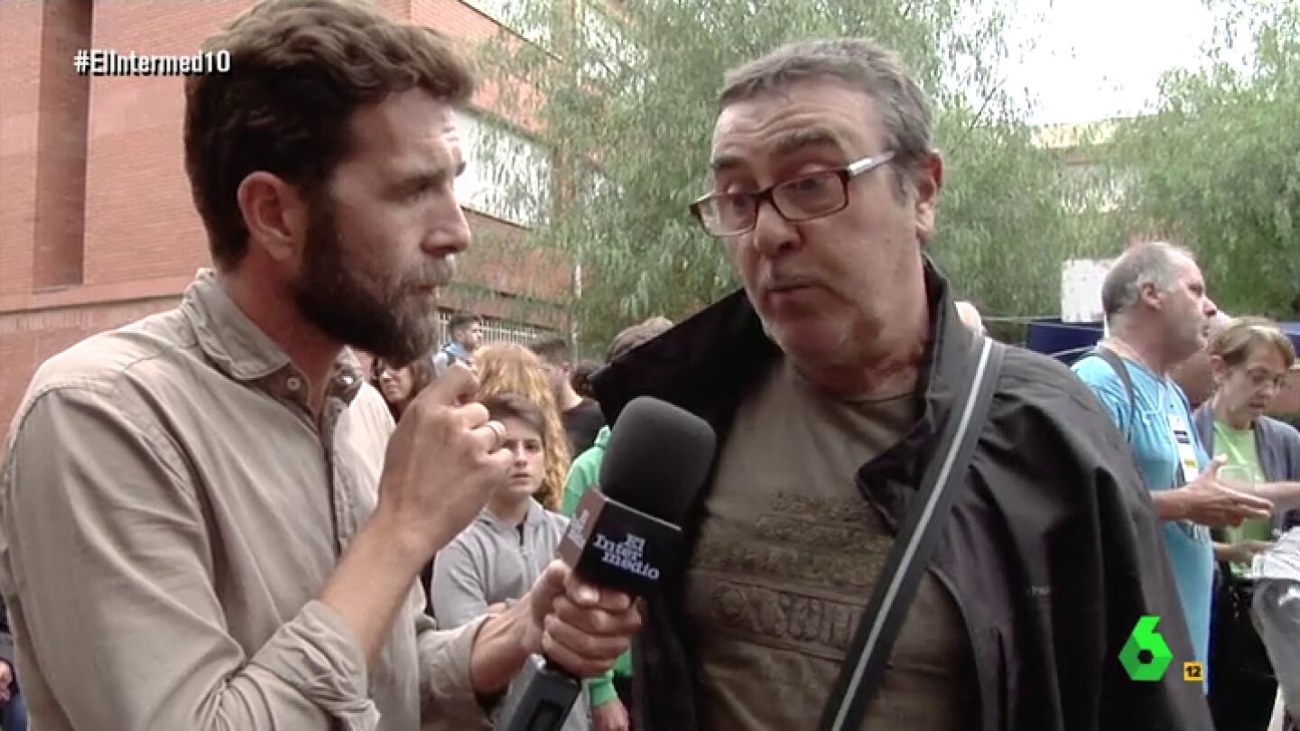 Gonzo con un votante del 1-O