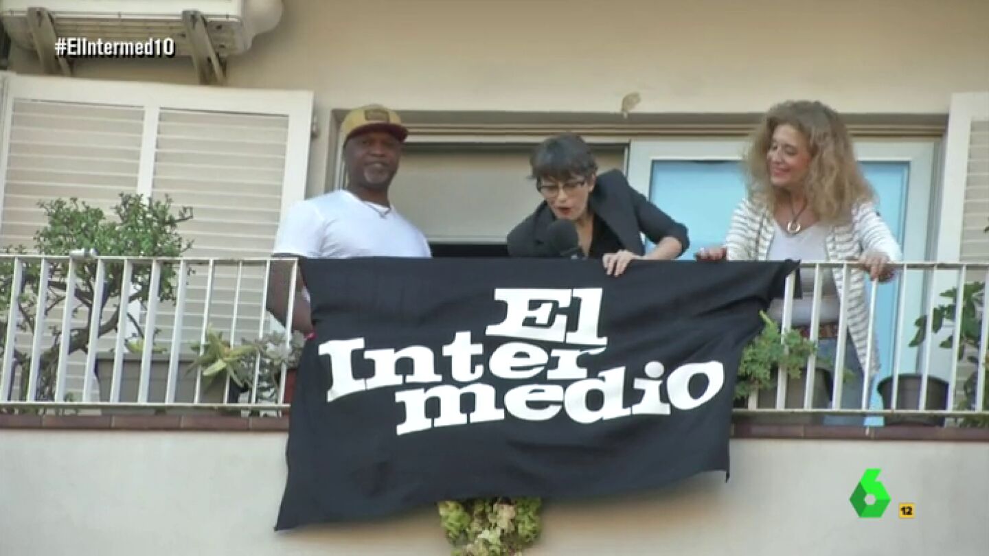 Thais Villas consigue colgar la bandera de El Intermedio entre la estelada y la espa&ntilde;ola en Barcelona