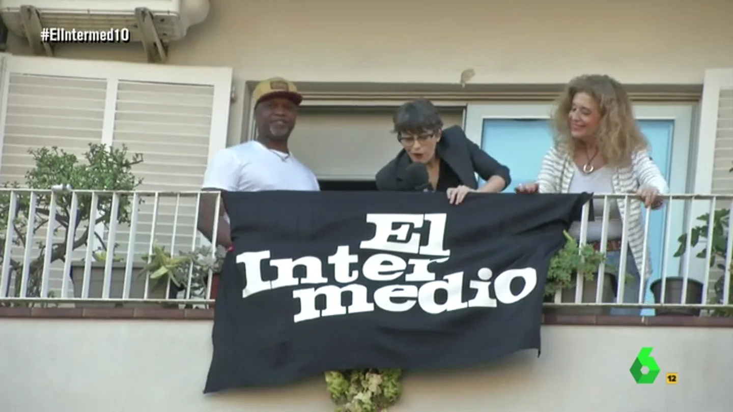 Thais Villas consigue colgar la bandera de El Intermedio entre la estelada y la española en Barcelona Thais Villas consigue colgar la bandera de El Intermedio entre la estelada y la española en Barcelona