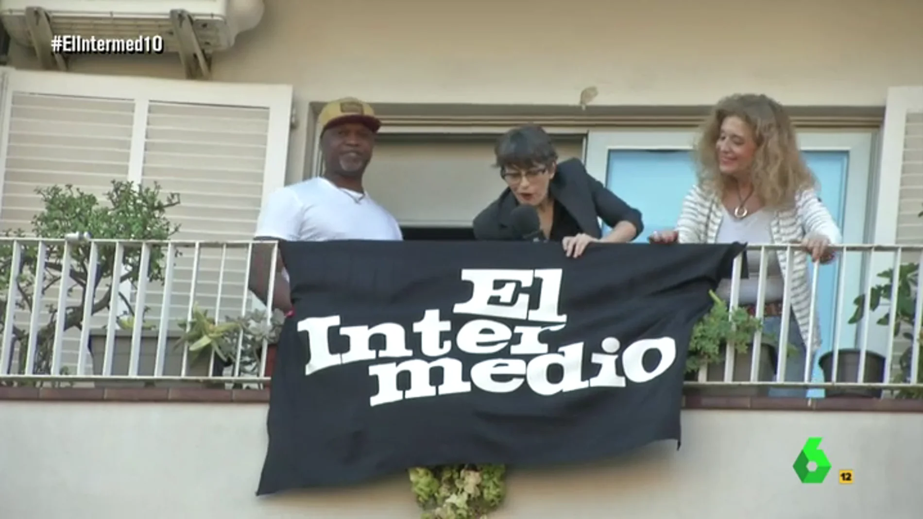 Thais Villas consigue colgar la bandera de El Intermedio entre la estelada y la española en Barcelona