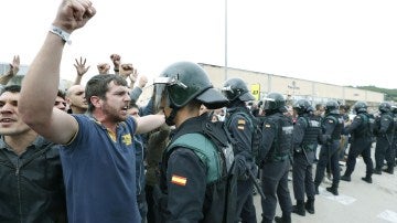 Guardias civiles durante el referéndum del 1-O