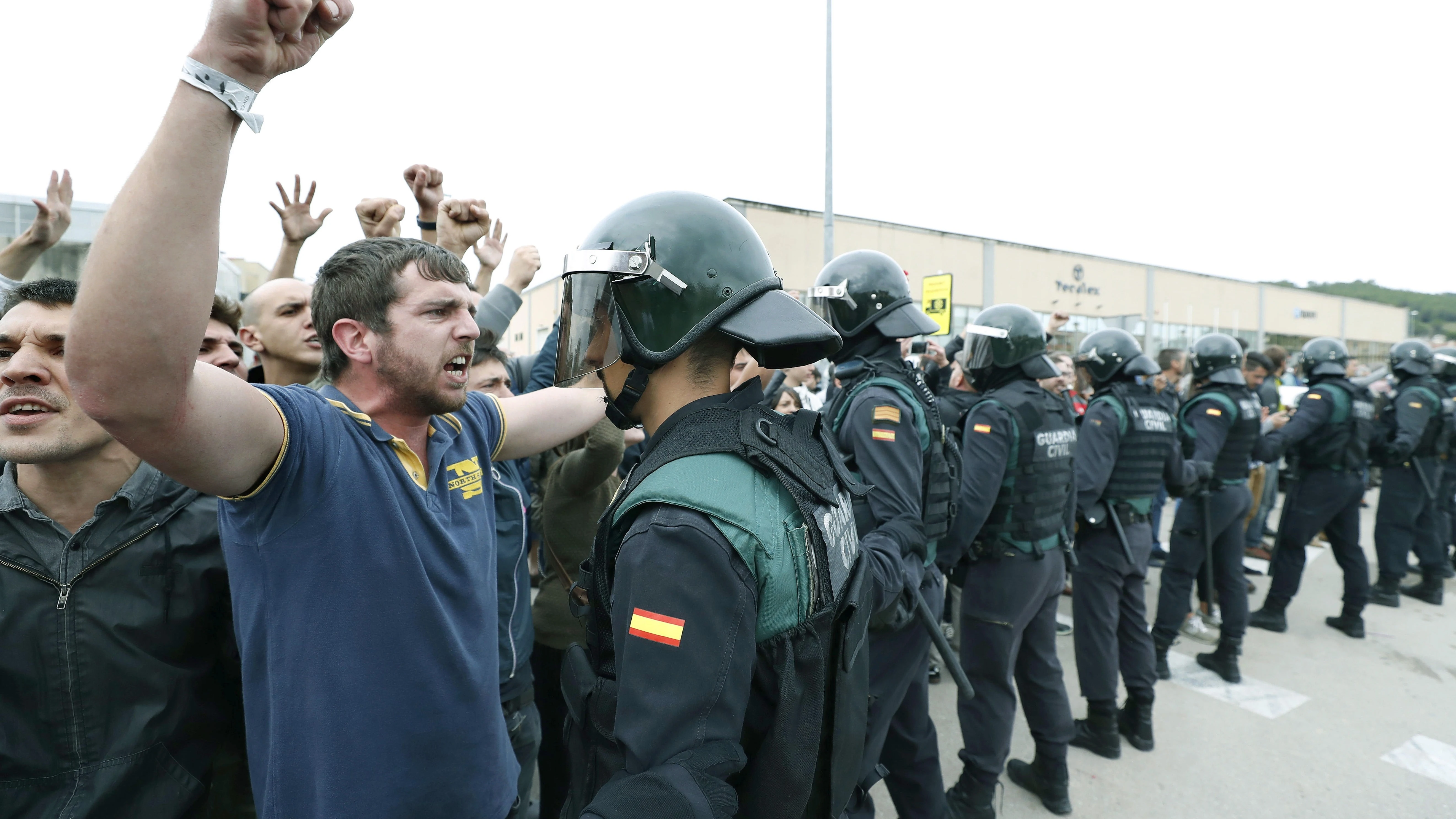 Guardias civiles durante el referéndum del 1-O