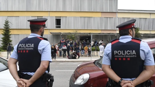 Mossos frente a un colegio en Lleida Mossos frente a un colegio en Lleida