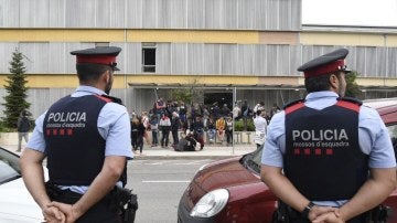 Mossos frente a un colegio en Lleida