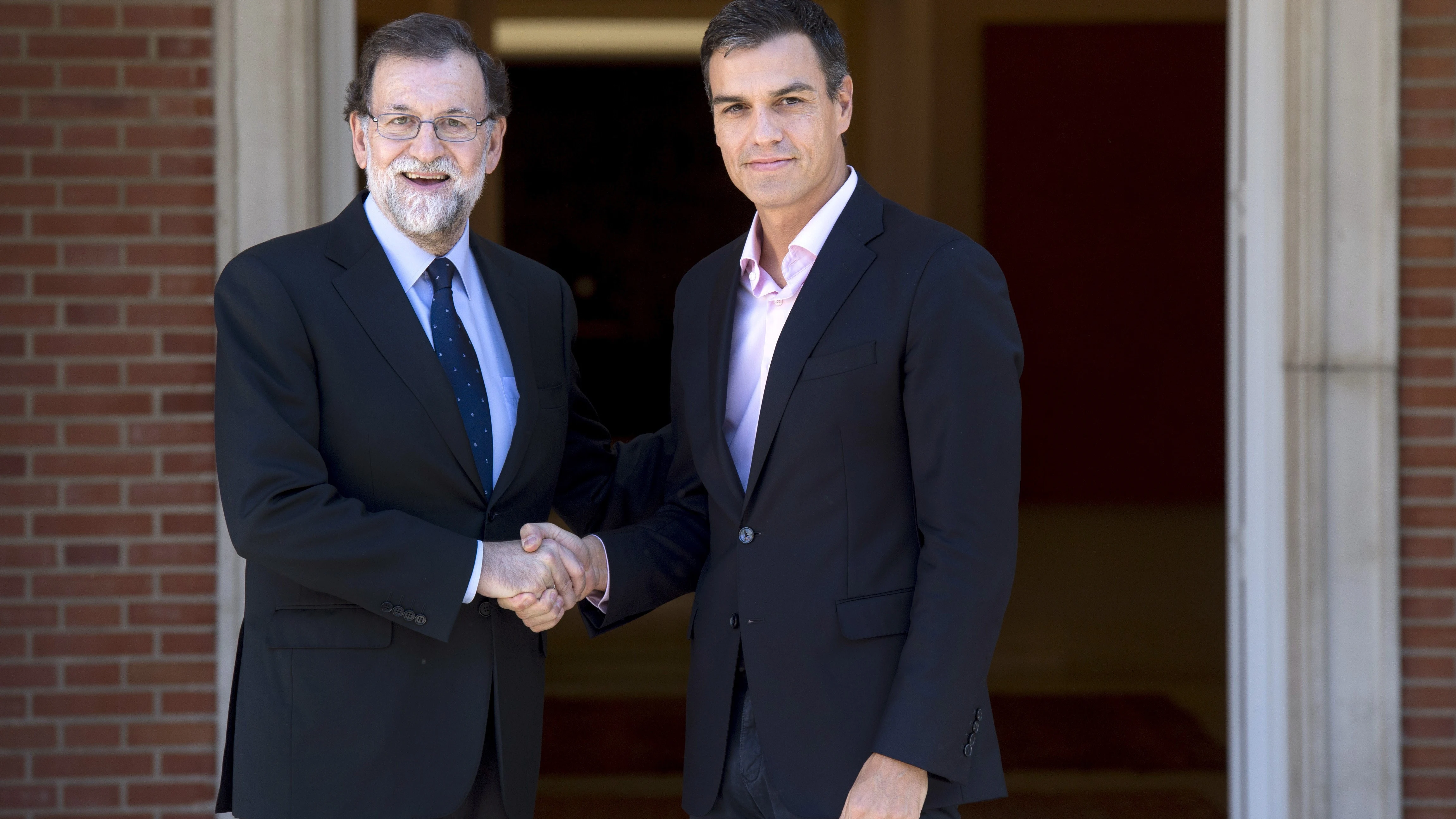 Mariano Rajoy recibe a Pedro Sanchez en Moncloa