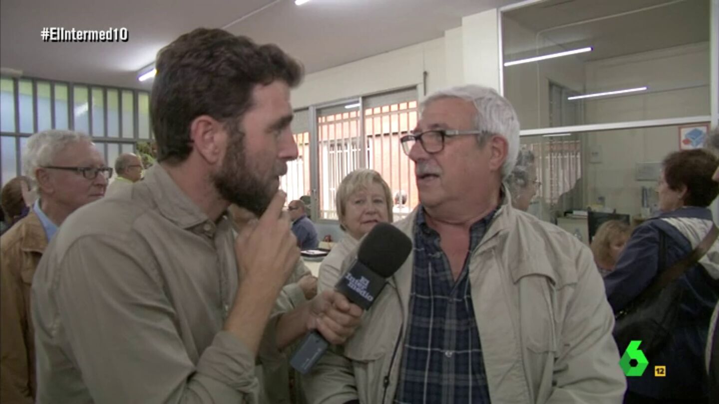 Gonzo con un votante del refer&eacute;ndum del 1-O