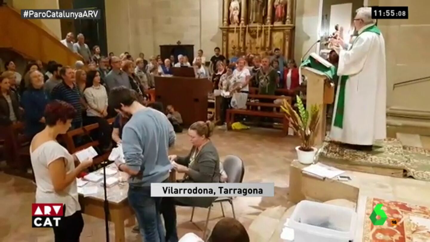 Los voluntarios hac&iacute;an el recuento de papeletas con los c&aacute;nticos del coro