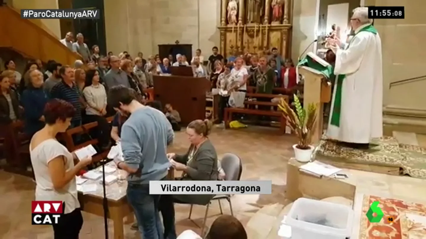 Los voluntarios hacían el recuento de papeletas con los cánticos del coro Los voluntarios hacían el recuento de papeletas con los cánticos del coro